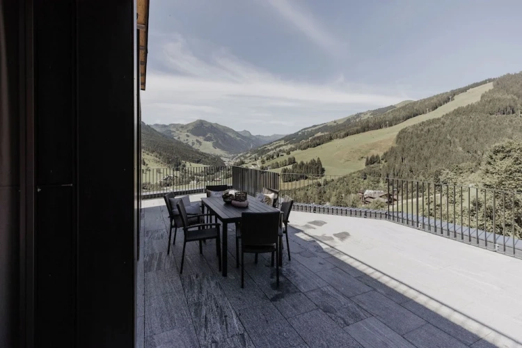 4 Bedrooms Apartment with mountain view