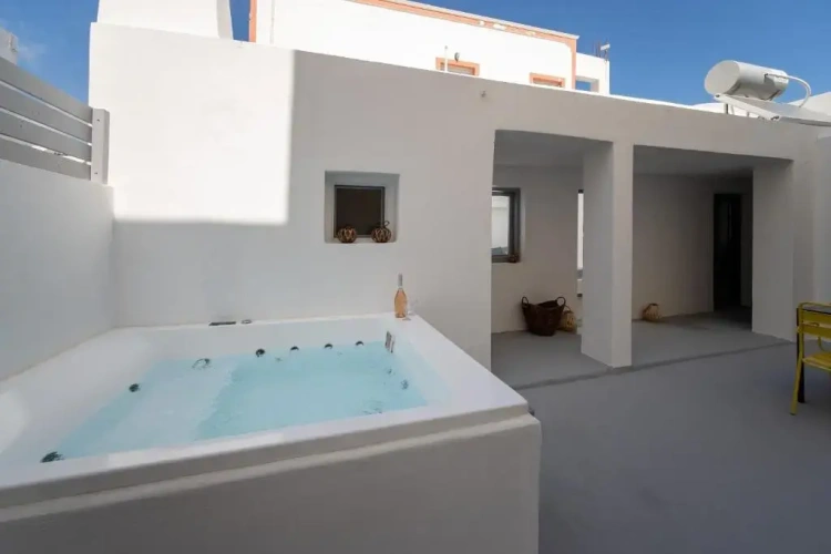 2 Bedrooms Villa