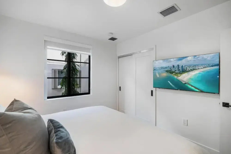 Lux Retreat By Renzzi