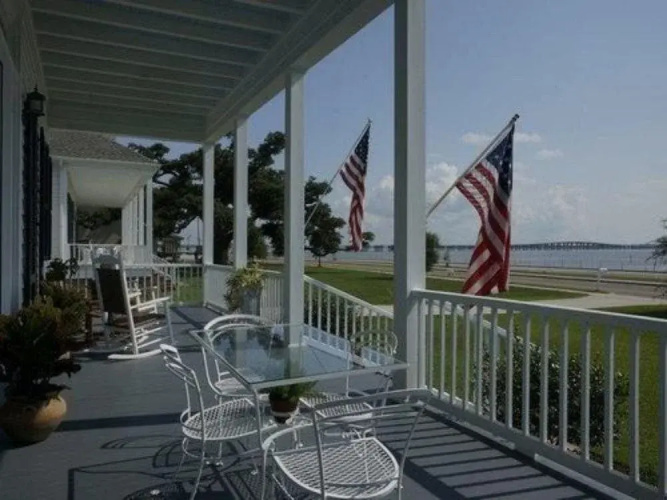 Aunt Dot's Luxurious Beachfront B&B