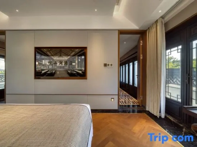 Duplex Suite with lake view