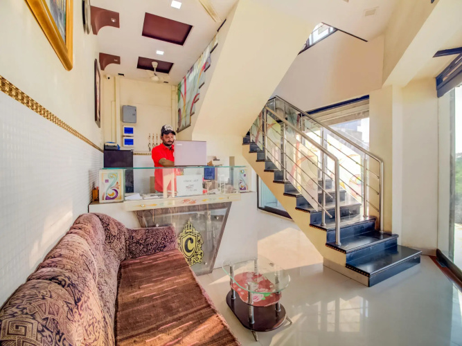 OYO 61153 Hotel Galaxy