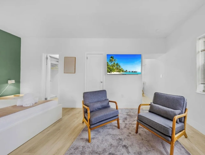 Stylish Studio Retreat - Beach Access