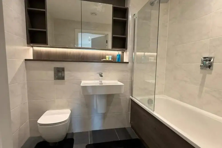 Apt Sleeps 6 With Two Bathrooms