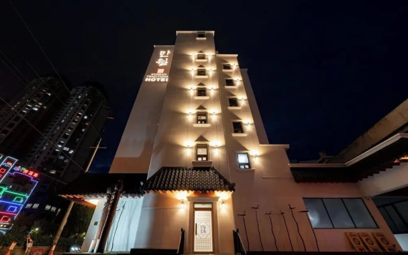 Yuseong Manwol Hotel (Hanok)