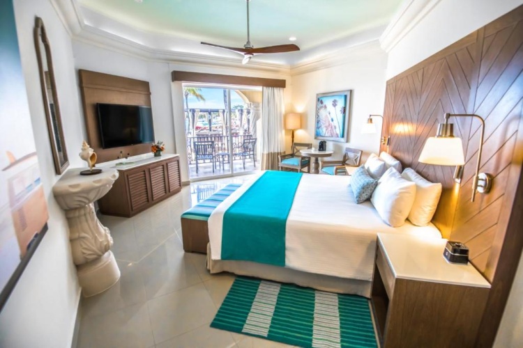 Double Junior Suite beachfront walk-out