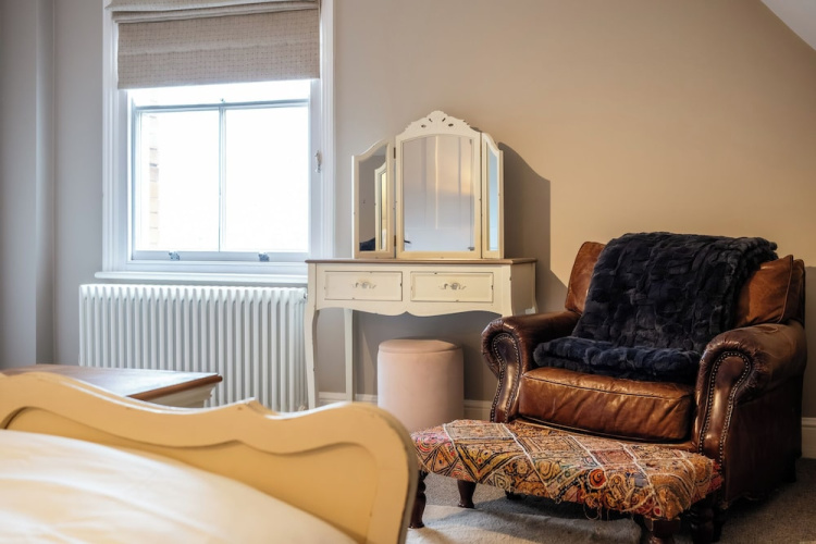 Beautiful 5 Bedroom Home in Evesham