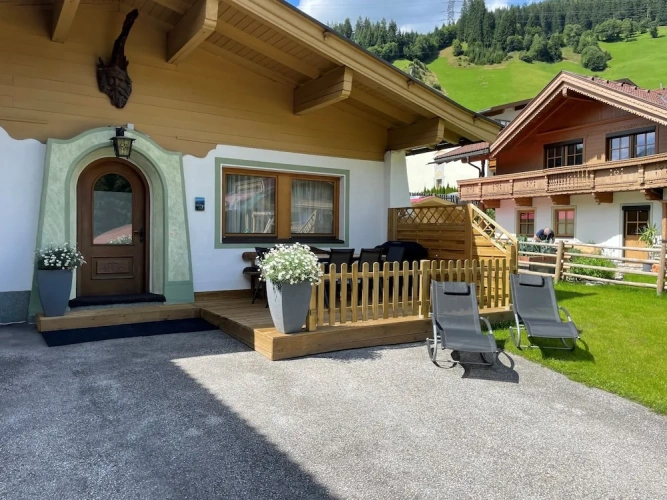 3 Bedrooms Deluxe Apartment with garden view