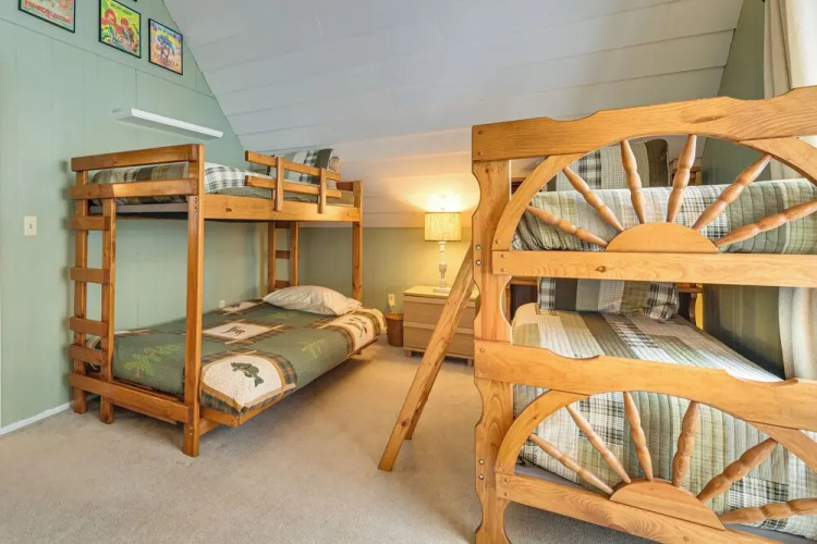 2 Mi to Schuss Mountain: Cozy Cabin w/ Deck