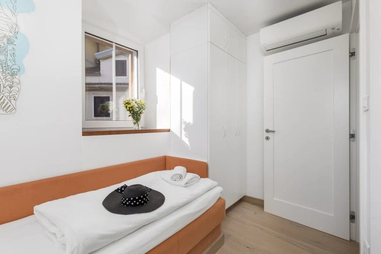 2 Bedrooms Apartment