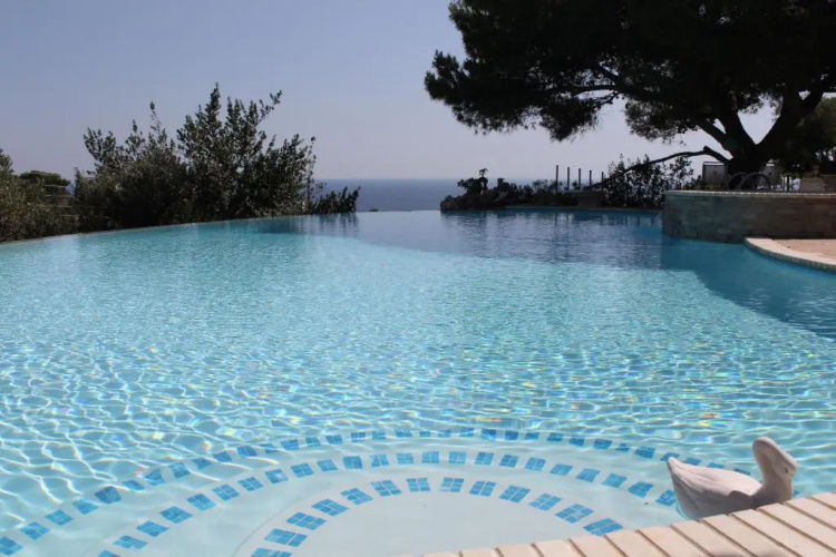 3-house Villa with amazing infinity pool