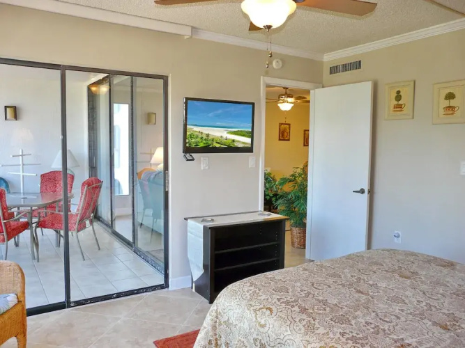 Stylish Condo Across From South Beach
