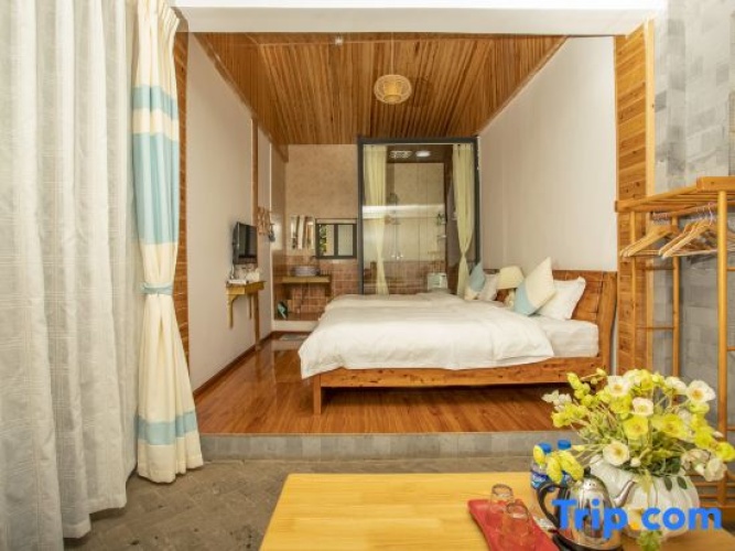 Standard room with courtyard view