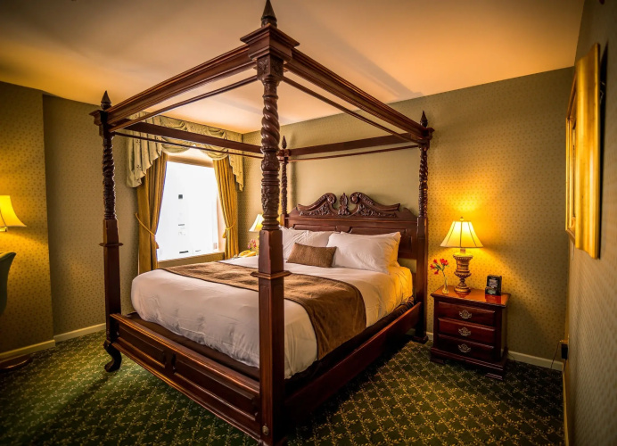 Landmark Inn