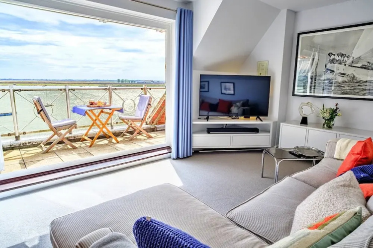 Apartment in Burnham With River Views