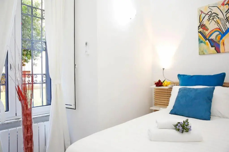 Castel Sant Angelo's Harmonious Apartment