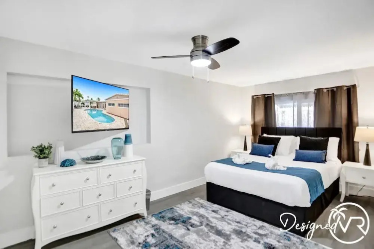 6 BR With Heated Pool Close to Beach