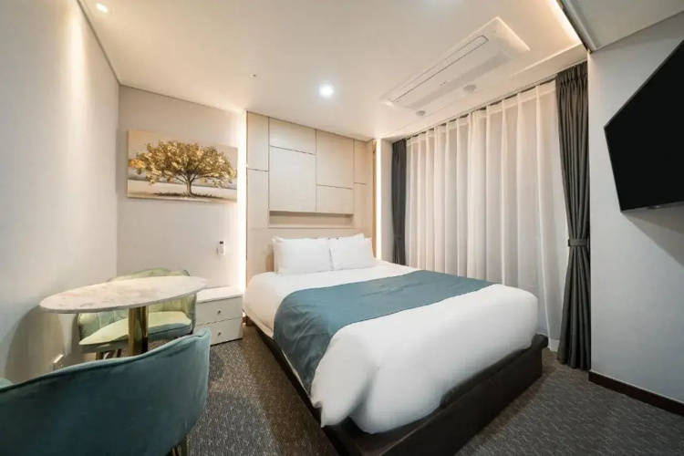 Griffin Bay Hotel