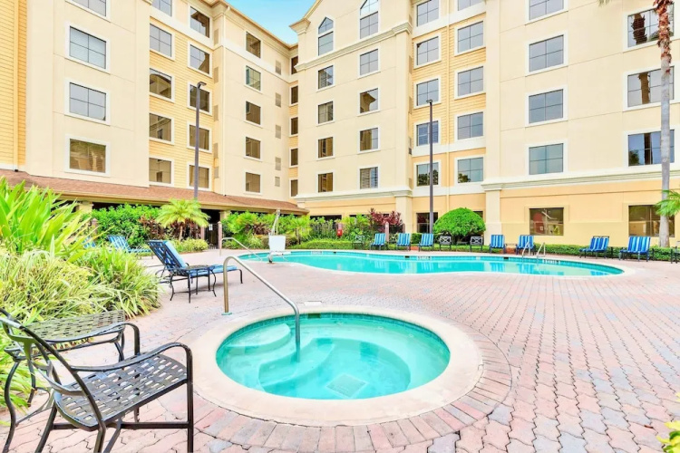 Condo w Hot Tub & Pool - Close to Universal Studio