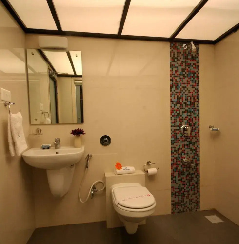 OYO Premium Borivali Kora Kendra