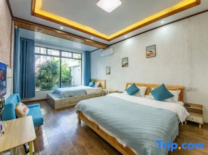 Standard Family room with courtyard view