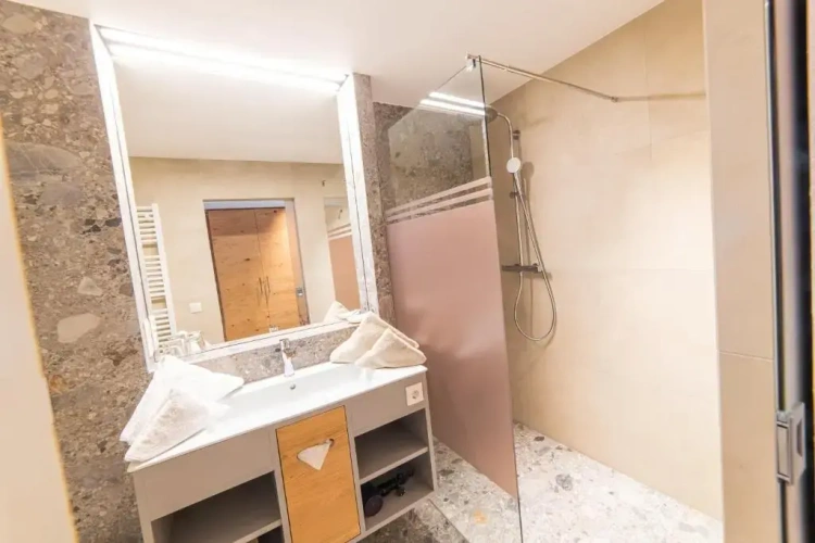 3 Bedrooms Apartment
