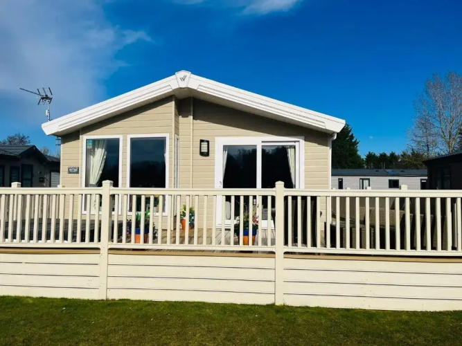 Heathery Lodge with Hot Tub