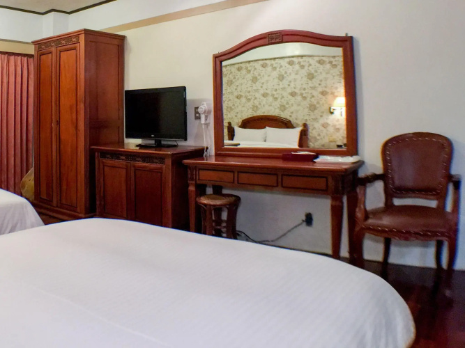 Champagne Hotel