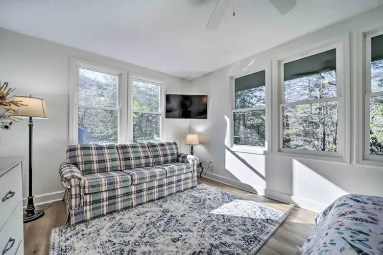 Sapphire Home w/ Grill & Pool Access