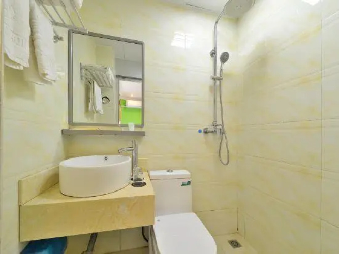 Weike Express Hotel (Shenzhen Airport Hourui Metro Station)