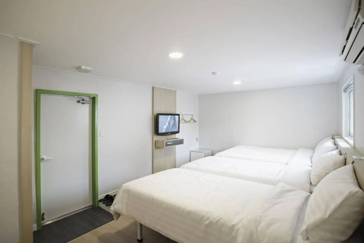 Hotel Sleepy Panda Stream Walk