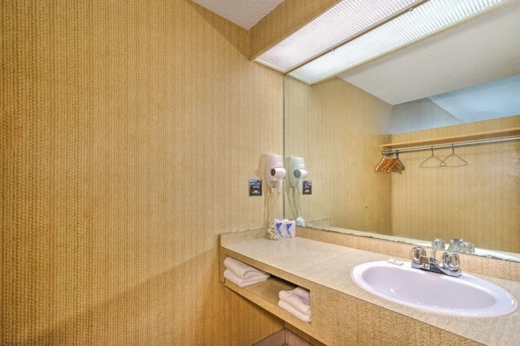 Economy Quadruple room with balcony