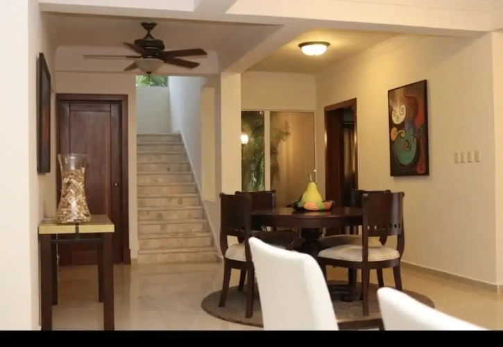 5 Bedrooms Villa