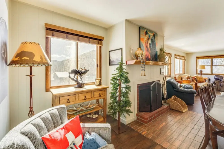1/2 Mi to Skiing: Red River Condo w/ Free Shuttle!