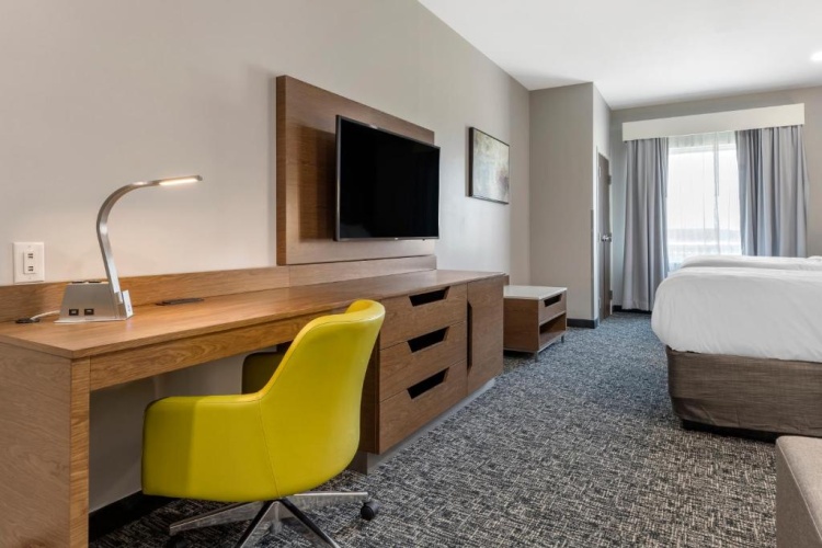 Quadruple Suite with golf view