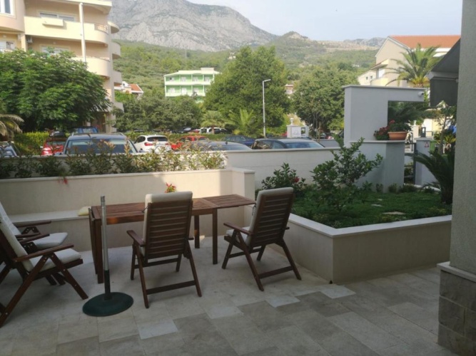 2 Bedrooms Apartment with balcony and with garden view