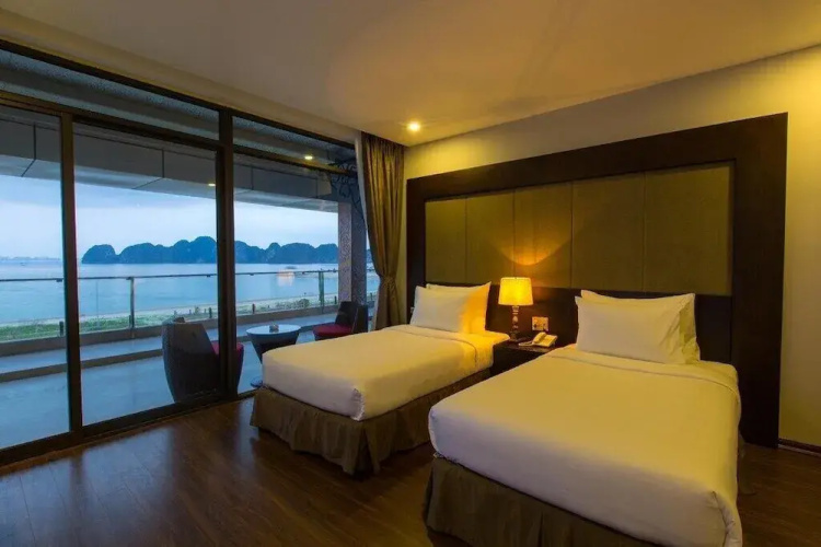 Moon Halo Hotel