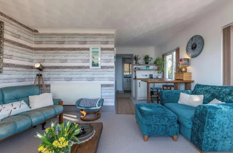 1 Bed Flat - Sleeps 2 - Pets - Balcony - Parking