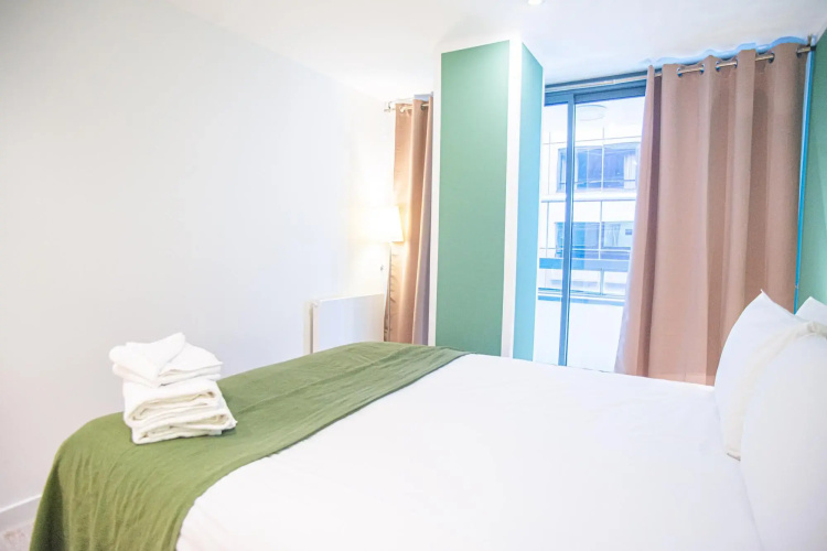 Spacious One Bed Apartment w Balcony in Farringdon
