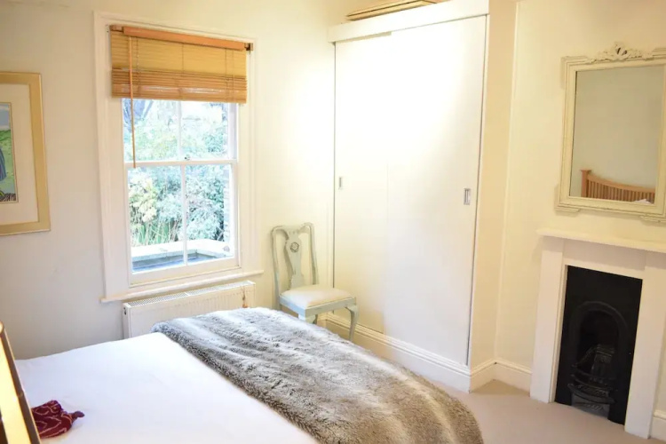 2 Bedroom Flat in Battersea Sleeps 4