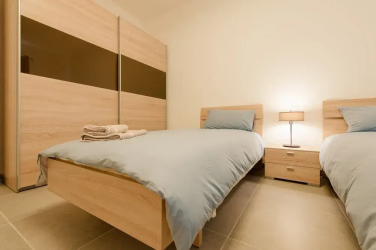 Seafront Luxury Apartment, Pool and Great Location