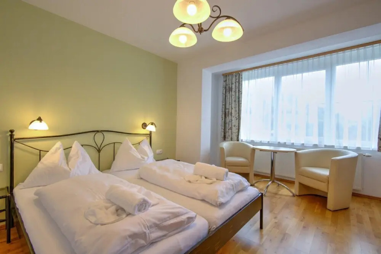 Tranquil Mountain Stay, Central & Sunny