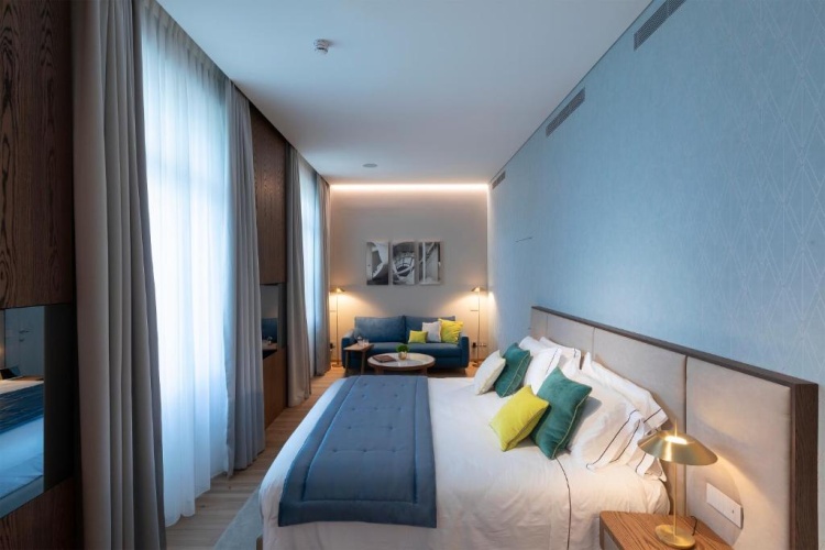 Suite with lake view