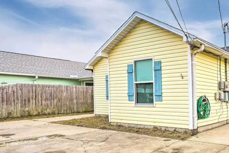 Pet-friendly PCB Duplex - Walk to Beach!