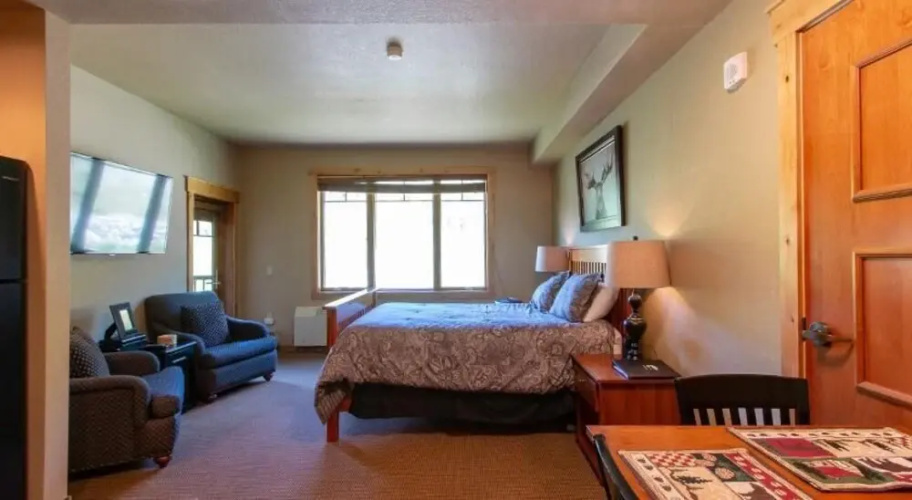 Morning Eagle 410 Hotel Room