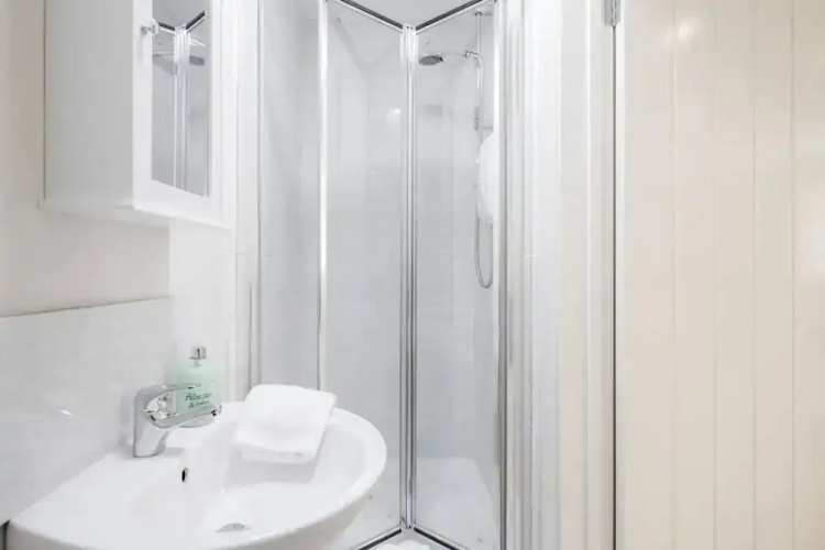 Cosy 2BR Maisonette Near Hospital & Stations