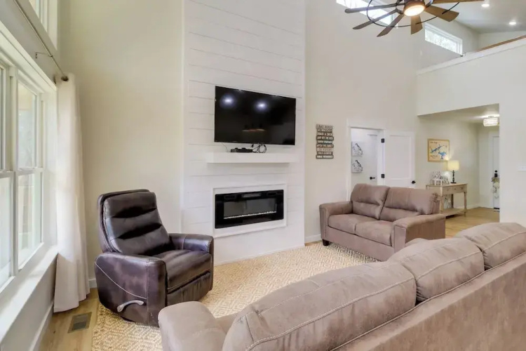 Waterfront Retreat on Greers Ferry Lake w/ Hot Tub