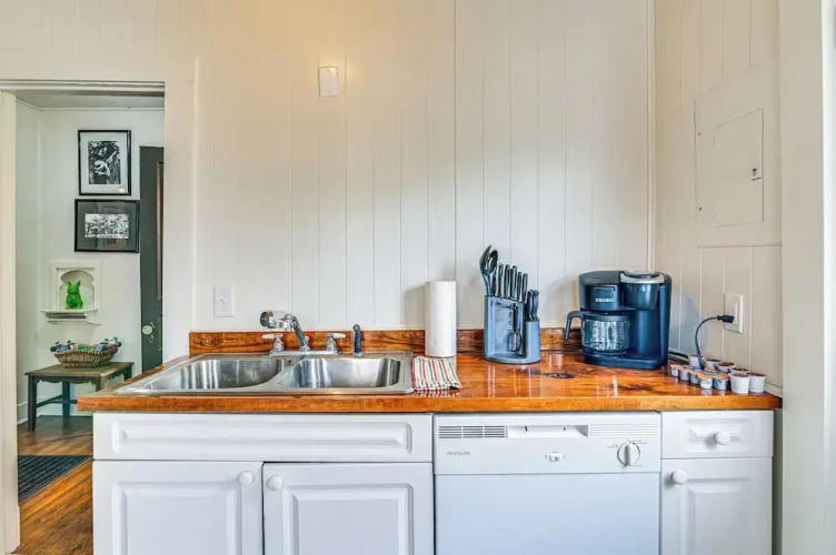 Charming Abode ~ 2 Mi to Mississippi State Campus!