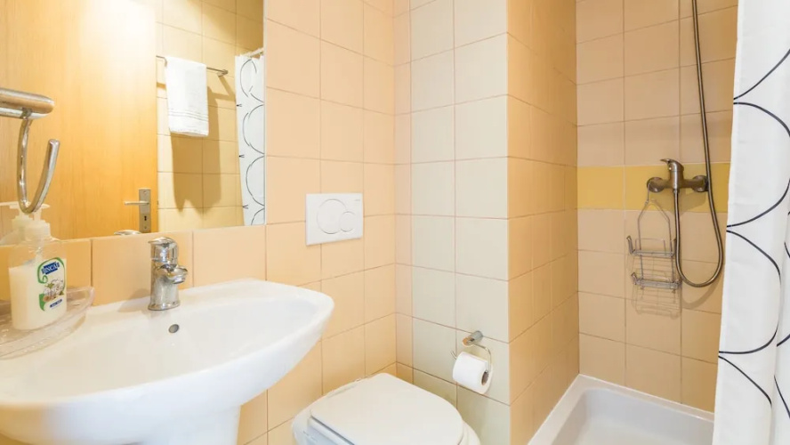 Central Albufeira 2-B Apt, Sleeps 6, Pool, Parking