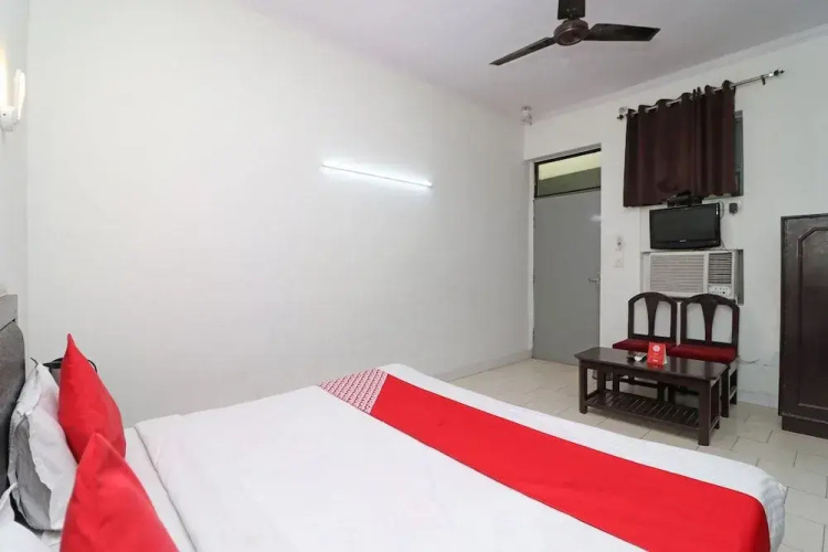 OYO 36085 Hotel Apollo Agra
